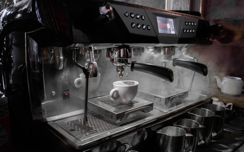 Hur man brygger kaffe i en kaffemaskin