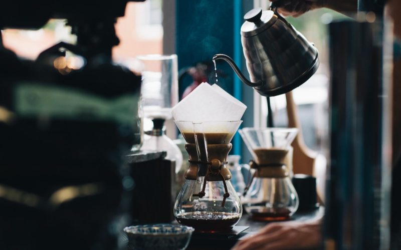 Kaffemaskin och vattenkokare: Två oumbärliga apparater för ditt kök