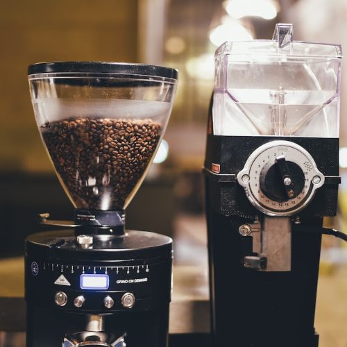 En kaffemaskin som maler – Den perfekta lösningen för nybryggt kaffe
