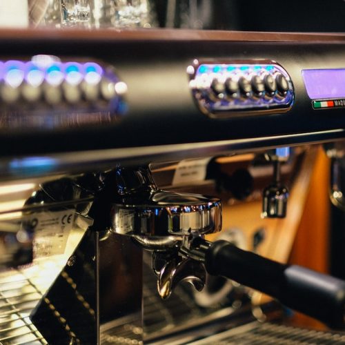 En kaffemaskin som gör cappuccino – Perfekt för kaffeälskare!