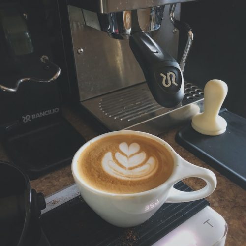 Enkel kaffemaskin som skapar läcker latte