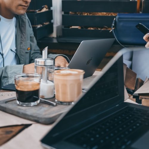 Kaffets roll på arbetsplatsen: Varför dricker folk kaffe när de arbetar?