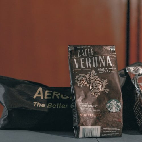 Varför är kaffebönor ofta mörkrostade? En djupdykning i rostningsprocessen och smakprofilen av kaffe.