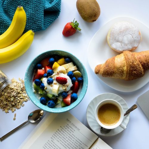 Varför är kaffe en vanlig del av frukosten?