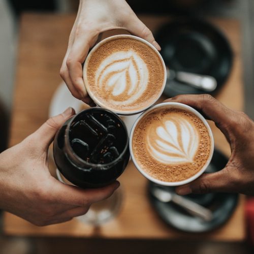 Varför är kaffe en viktig del av studentkulturen?