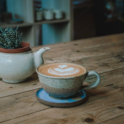Varför är kaffe en vanlig dryck vid tidsbrist? – En undersökning av kaffets popularitet som snabb lösning vid brist på tid.