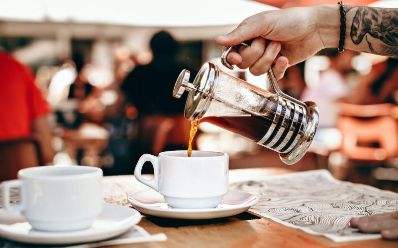 Att brygga kaffe med en presskanna: En guide till det perfekta kaffet