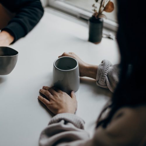 Att njuta av en trevlig kaffestund med vänner