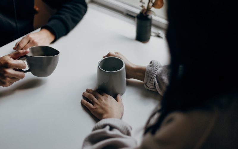 Att njuta av en trevlig kaffestund med vänner