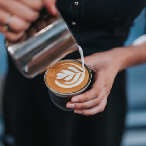 En trevlig kopp kaffe på konstutställningar – En perfekt kombination av smak och konst
