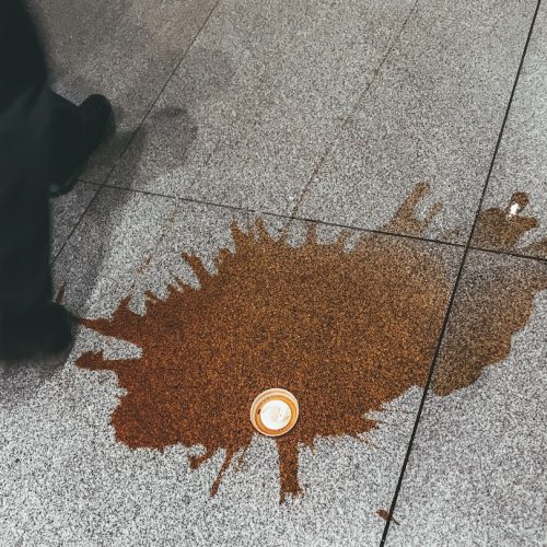 Säkerhet och effektivitet i att använda kaffepulver för att ta bort fläckar från möbler