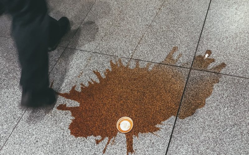 Säkerhet och effektivitet i att använda kaffepulver för att ta bort fläckar från möbler