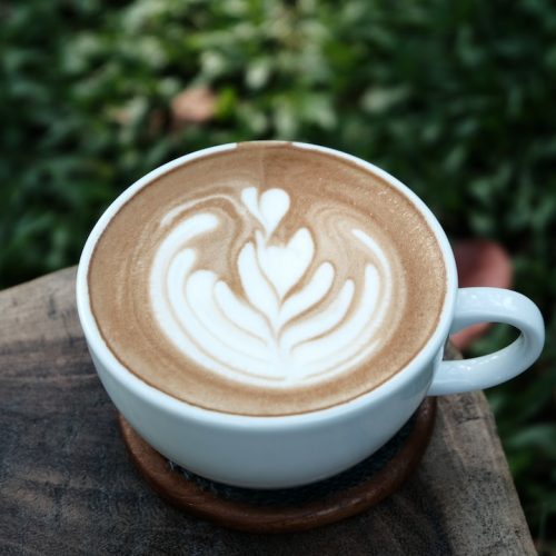 En jämförelse av de grundläggande skillnaderna mellan latte och cappuccino