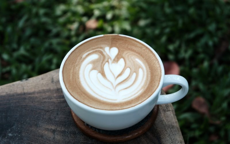 En jämförelse av de grundläggande skillnaderna mellan latte och cappuccino