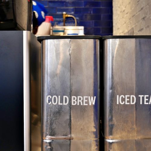 En jämförelse av kaffe och kaffe med mjölk: Vilka är skillnaderna?