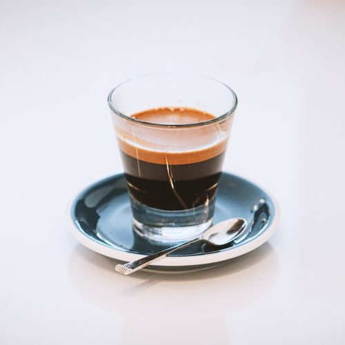 Vad är skillnaden mellan en ristretto och en espresso? En djupdykning i kaffevärldens smakupplevelser.