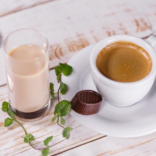 Vad är en kaffelikör och hur kan den användas i kaffedrycker?